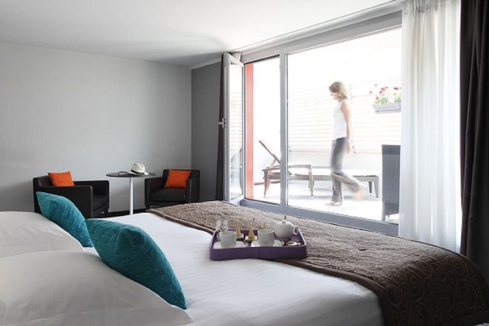 Deluxe Room, Terrace, Street view