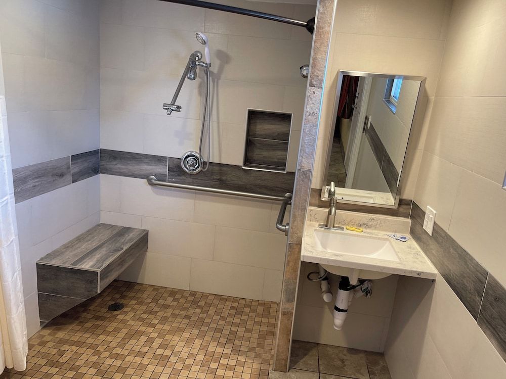 Bayshore Inn Motel Deluxe Room, 1 King Bed, Accessible 3