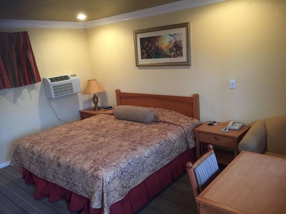 Deluxe Room, 1 King Bed with Microwave and Refrigerator