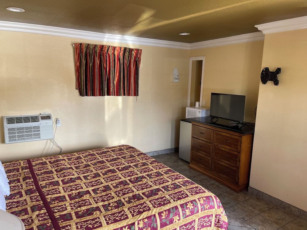 Bayshore Inn Motel Deluxe Room, 1 King Bed, Accessible