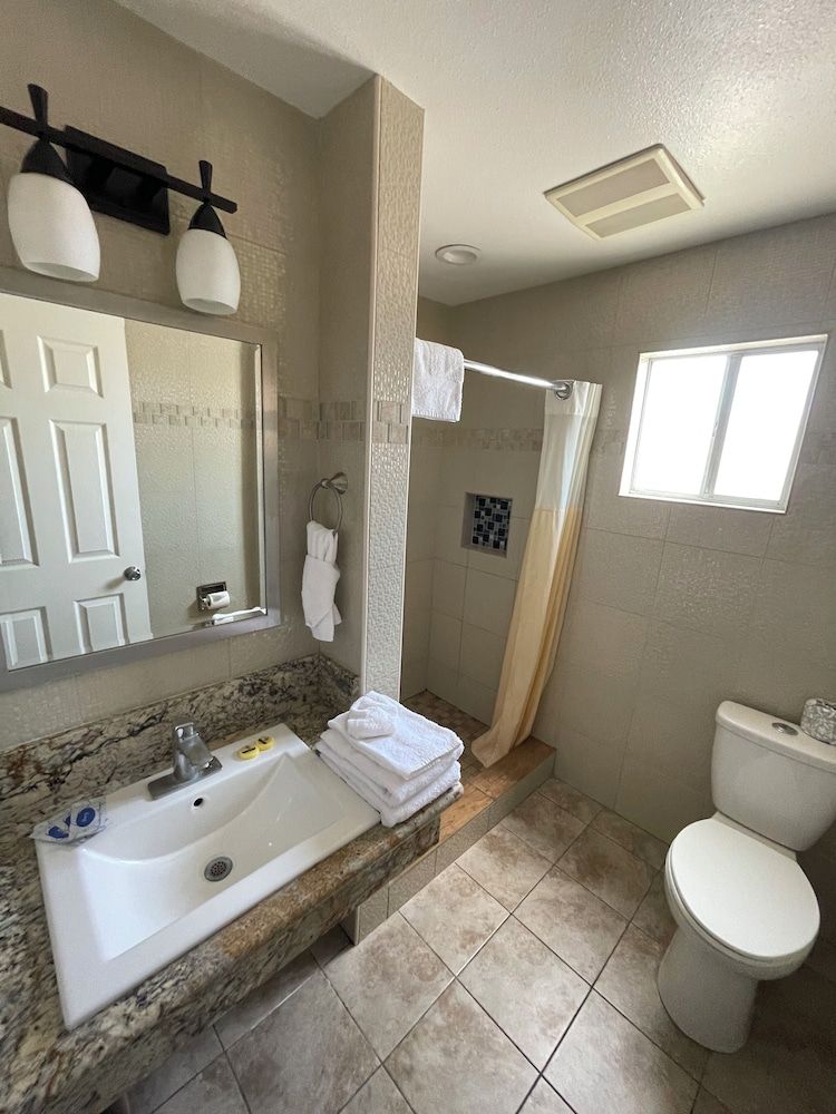 Bayshore Inn Motel Deluxe Room, 1 King Bed, Kitchenette 2