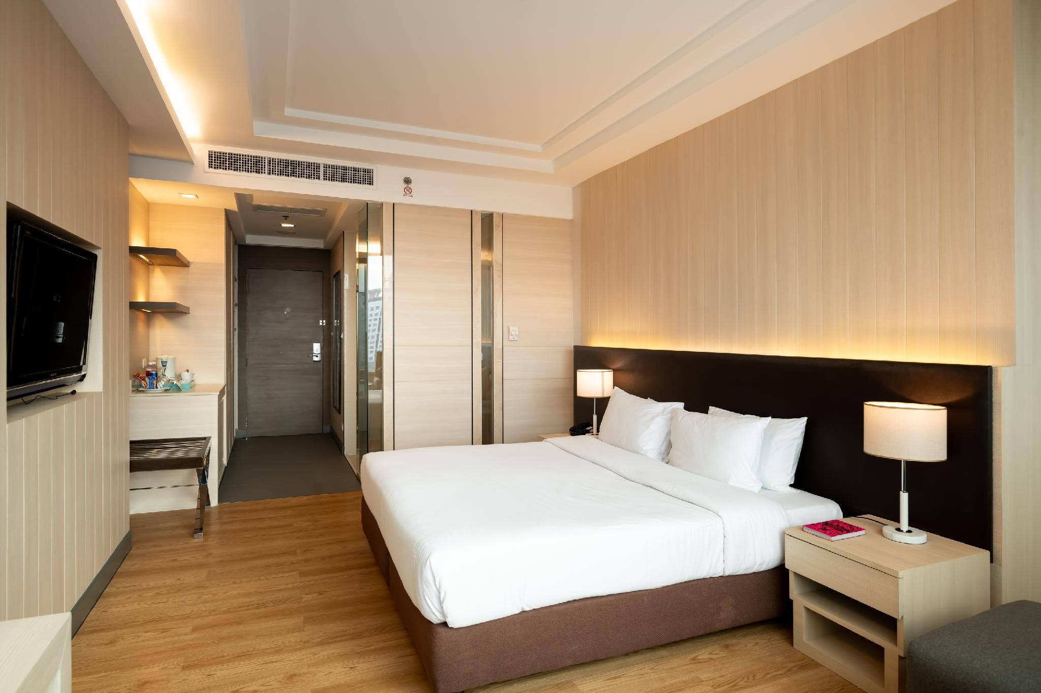 Jasmine Resort Hotel Bangkok BTS Phrakhanong Deluxe City View 3