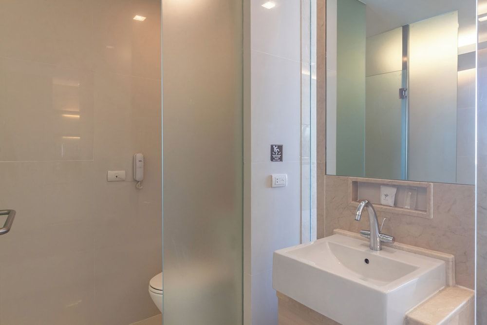 Jasmine Resort Deluxe Room, City View 8