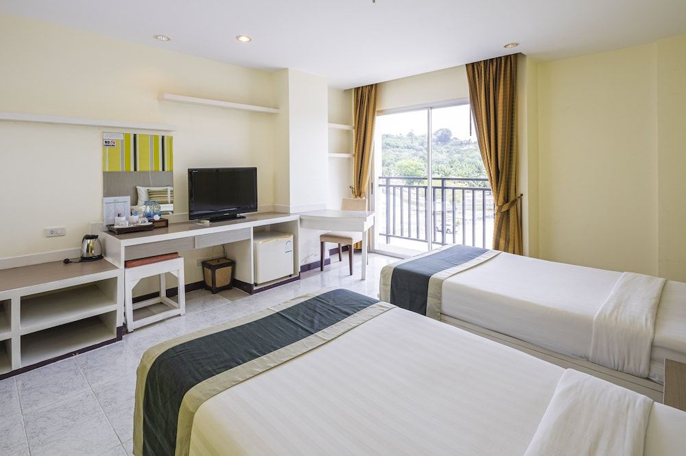 Malin Patong Hotel Deluxe Room, City View 3