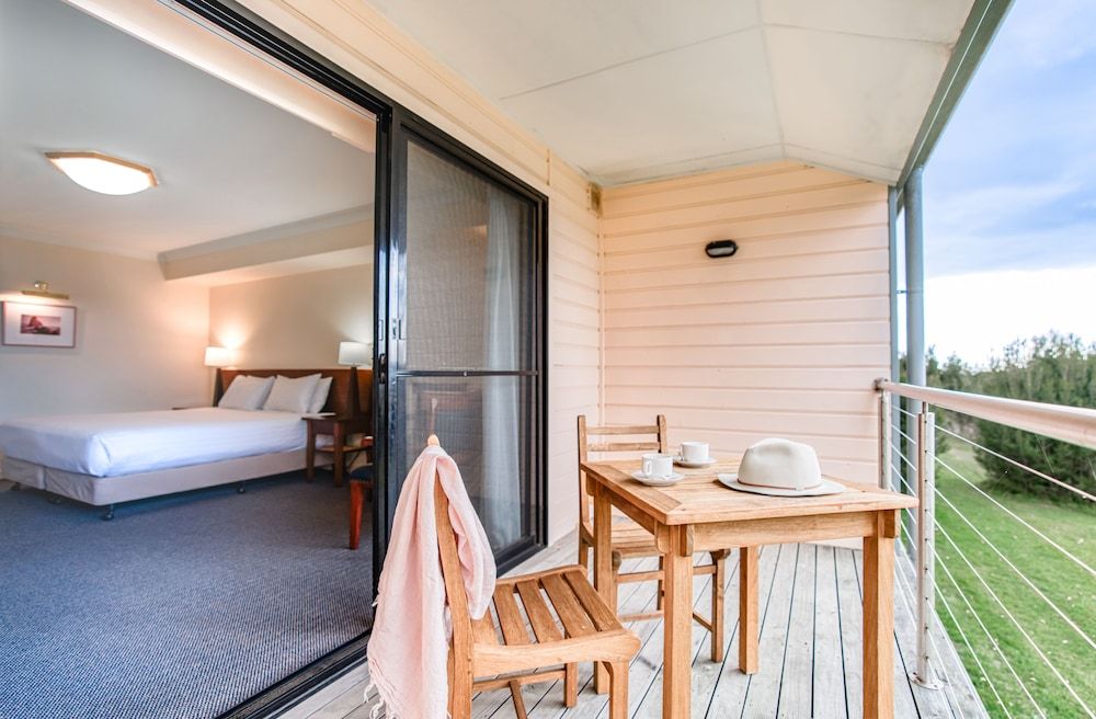 Panorama Hotel St Helens Water View King Room 3