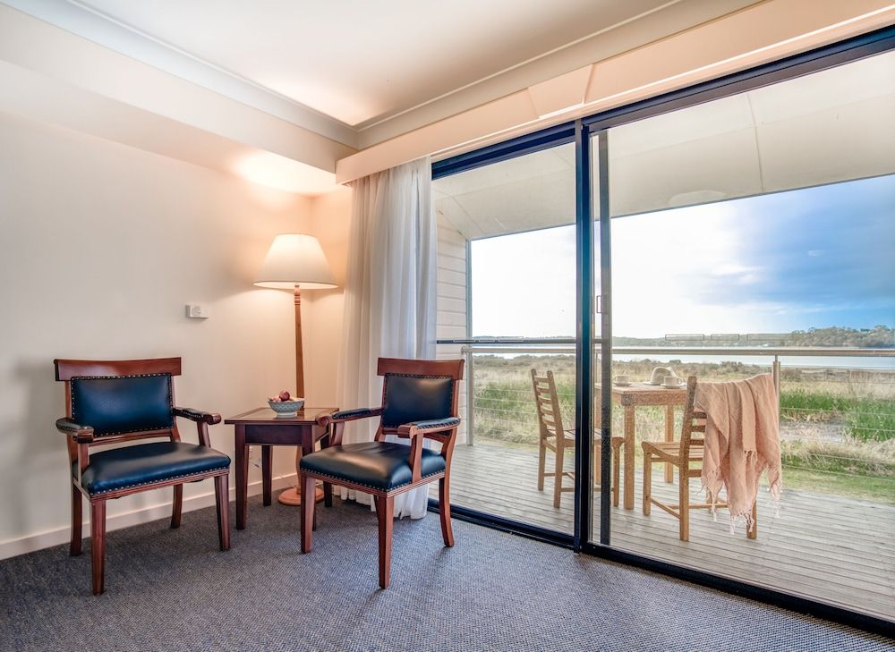 Panorama Hotel St Helens Water View King Room 10