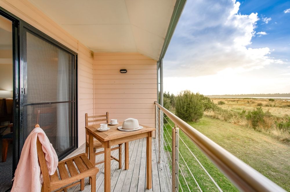 Panorama Hotel St Helens Water View King Room 4