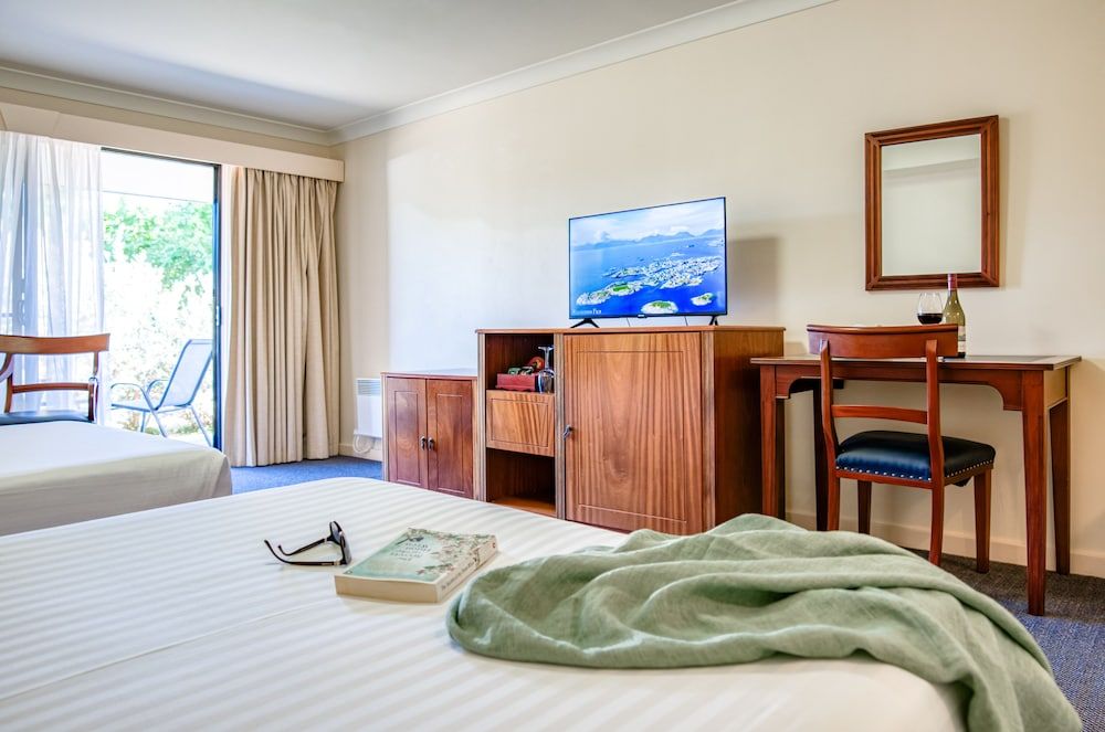 Panorama Hotel St Helens Water View King Room 2