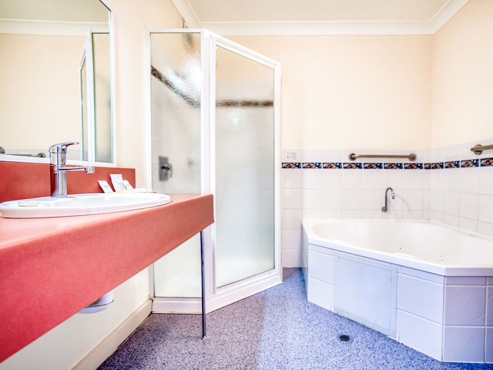 Panorama Hotel St Helens Water View King Room 8