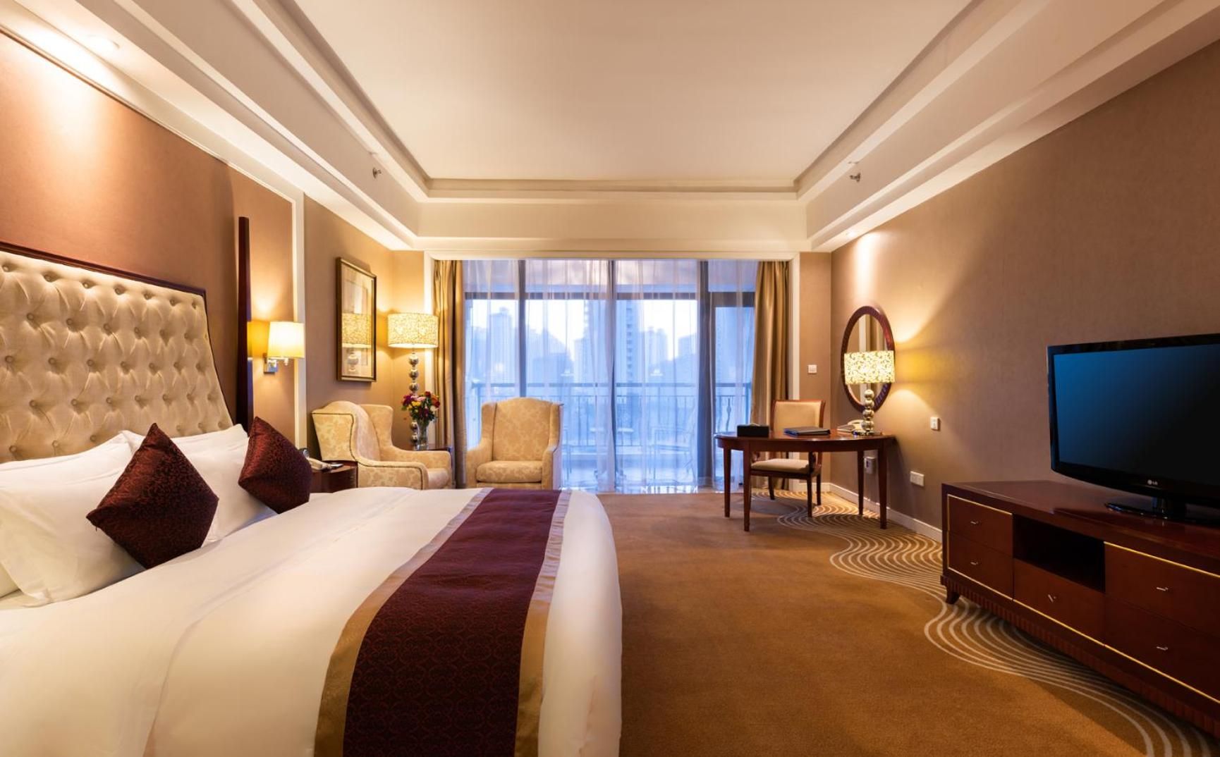 Deluxe Suite with lake view