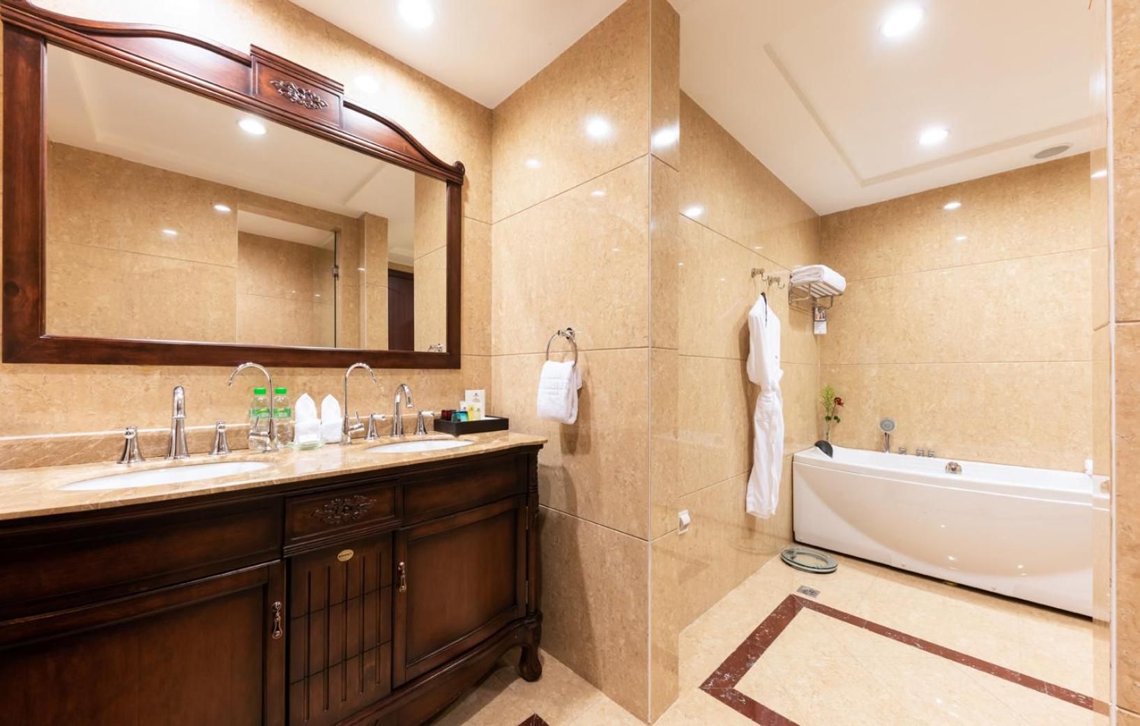 Deluxe Suite with lake view