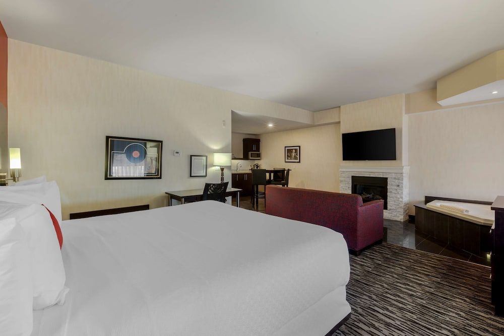 Suite, 1 King Bed, Non Smoking, Jetted Tub (with Sofabed)