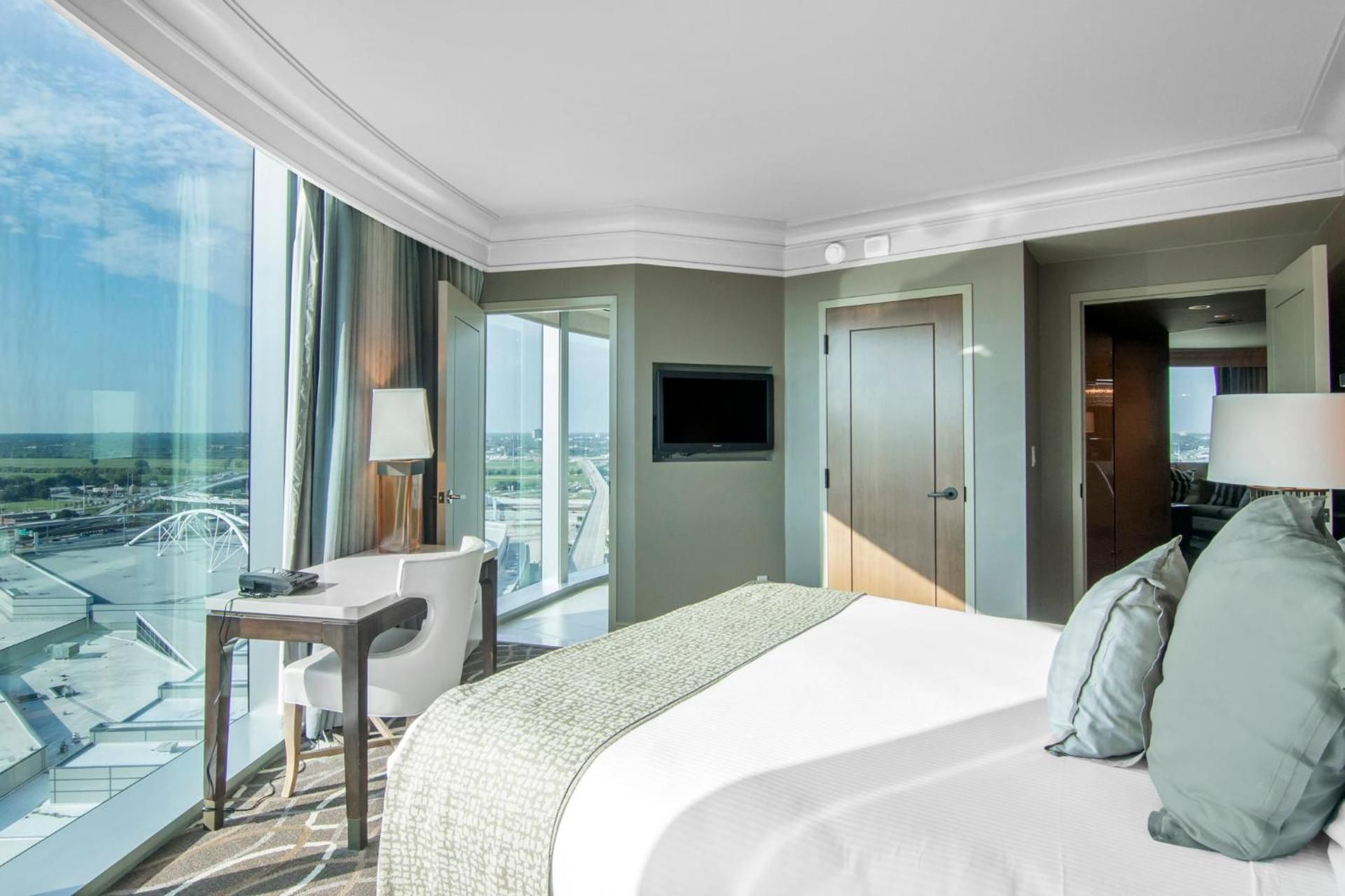 King Corner Suite with Roll-In Shower - Disability Access