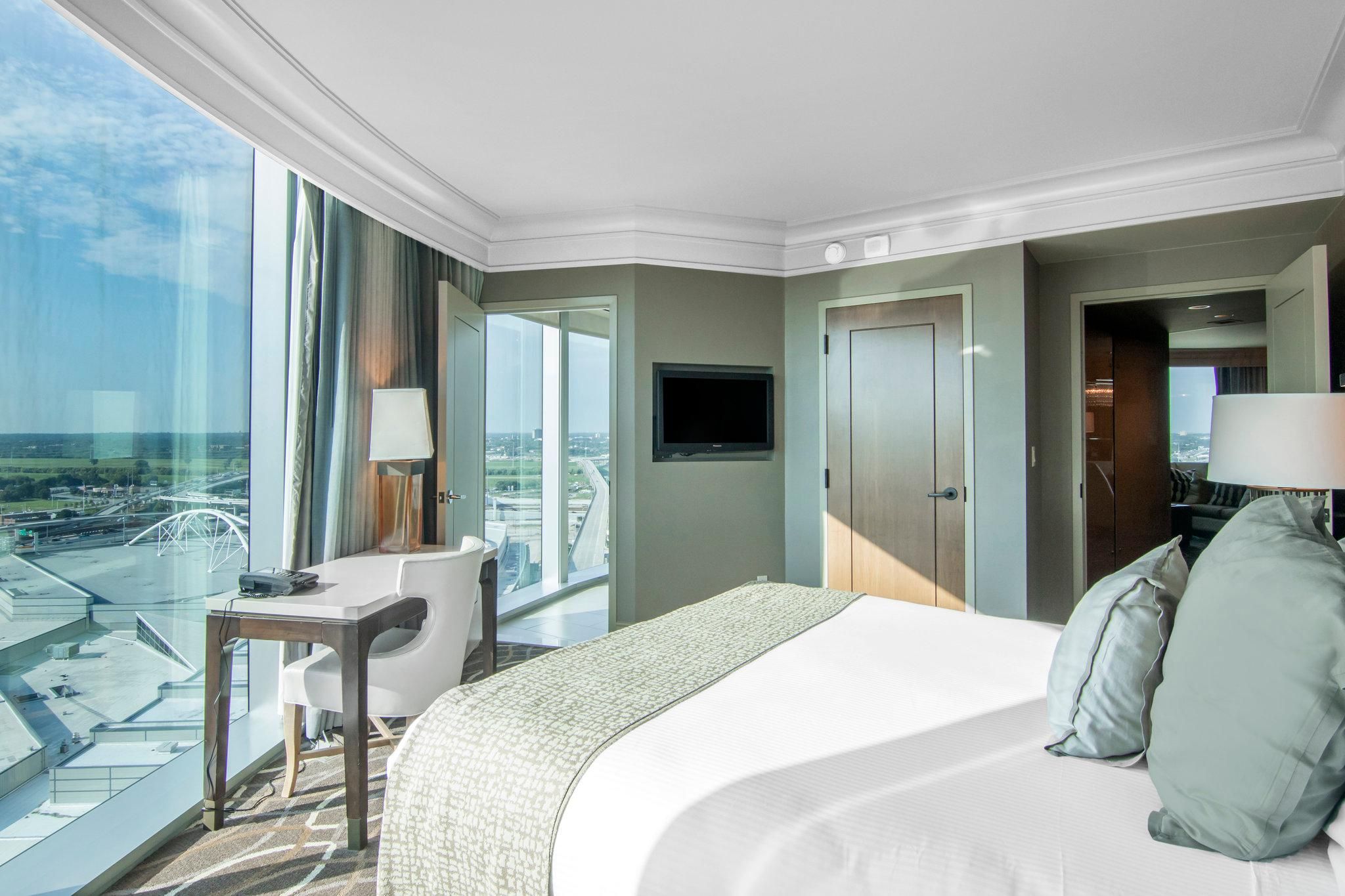 Luxury Corner Suite with 1 King Bed