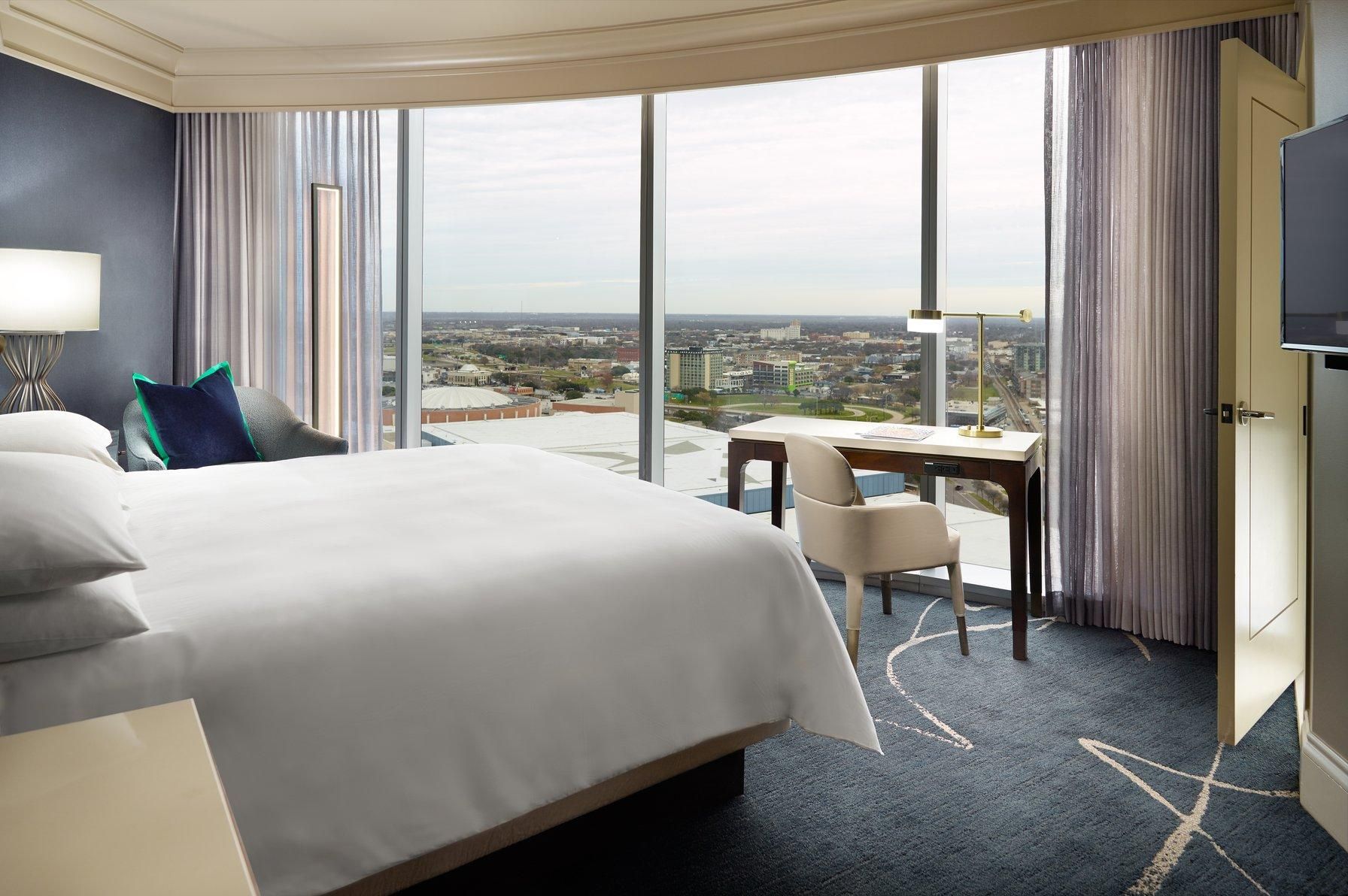 Luxury Corner Suite with 1 King Bed