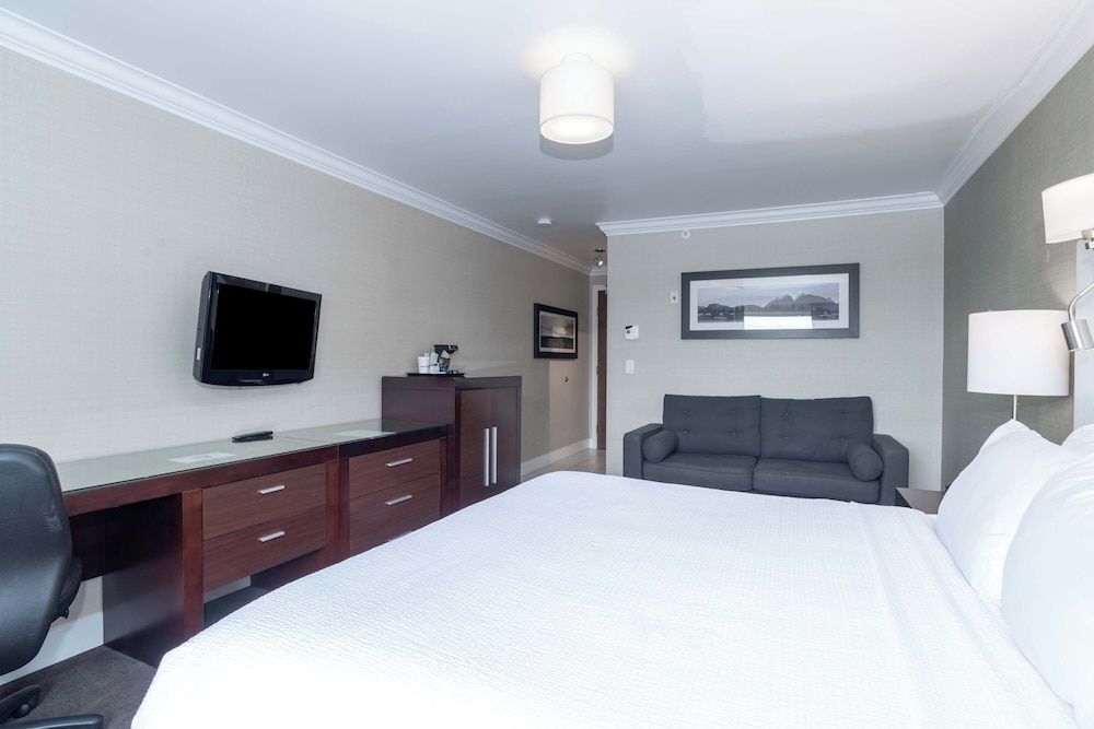 Sandman Signature Langley Hotel Standard Room, 1 King Bed 2