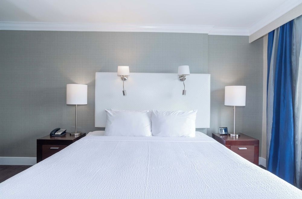 Sandman Signature Langley Hotel Standard Room, 1 King Bed 3