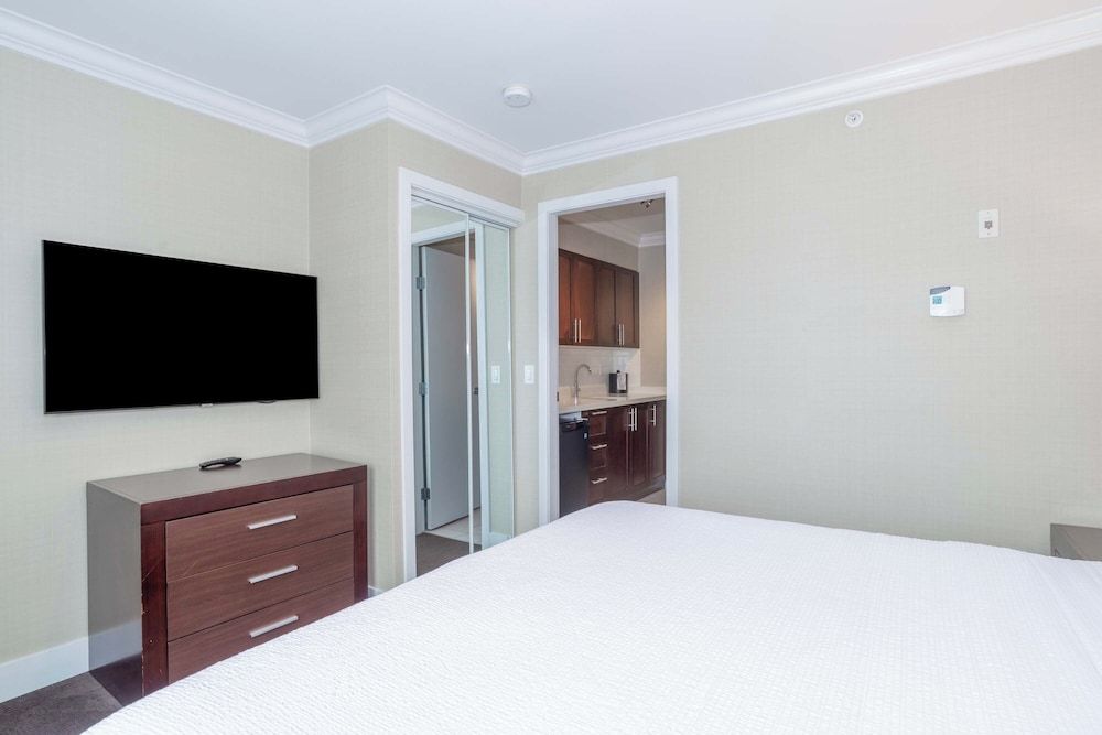 Sandman Signature Langley Hotel Standard Suite, 1 King Bed, Kitchenette