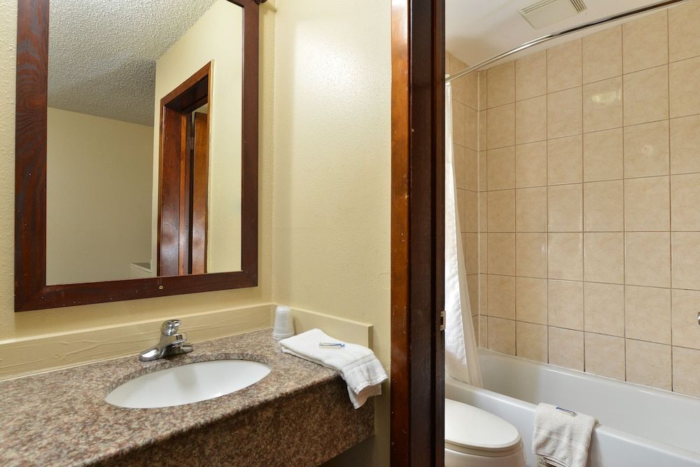 LaPlace Motel Room, 1 King Bed, Kitchenette 4