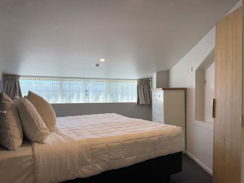 Bluewater Hotel Apartment- Stair access only (Round House)