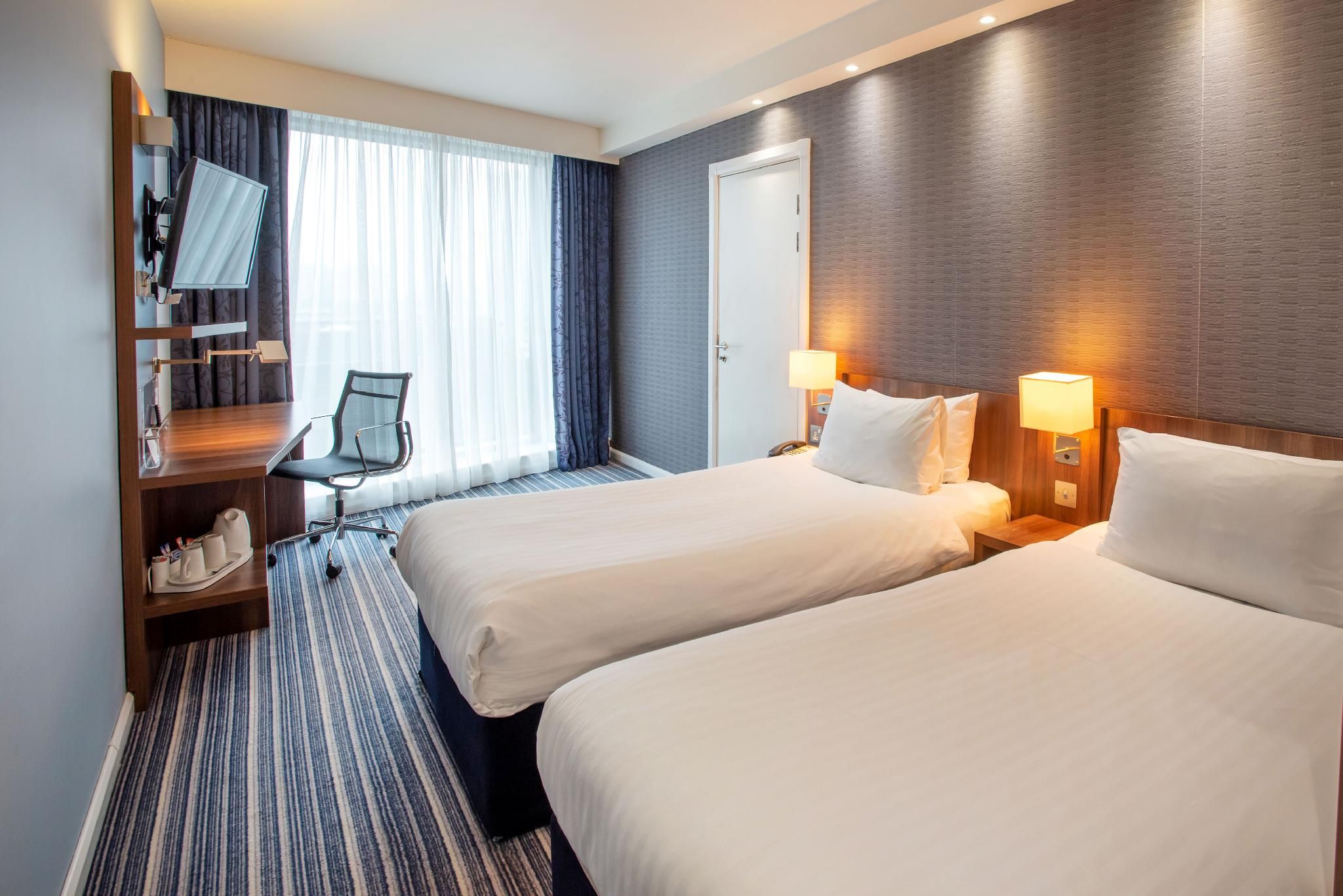 2 Singles Premium Extra Floor Space Free Hot Breakfast