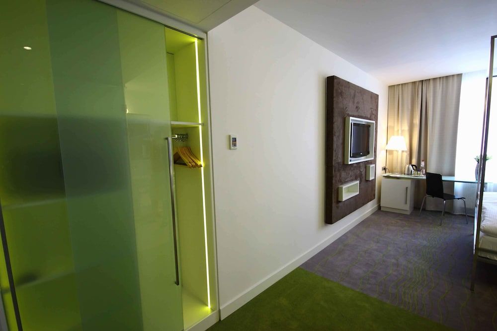 Pure White Standard Double or Twin Room 8