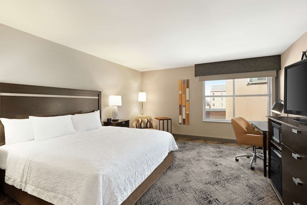 Room, 1 King Bed, Bathtub (Hearing)