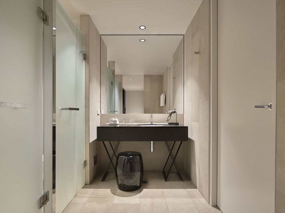 Burbury Hotel & Apartments Luxury One Bedroom Apartment 3