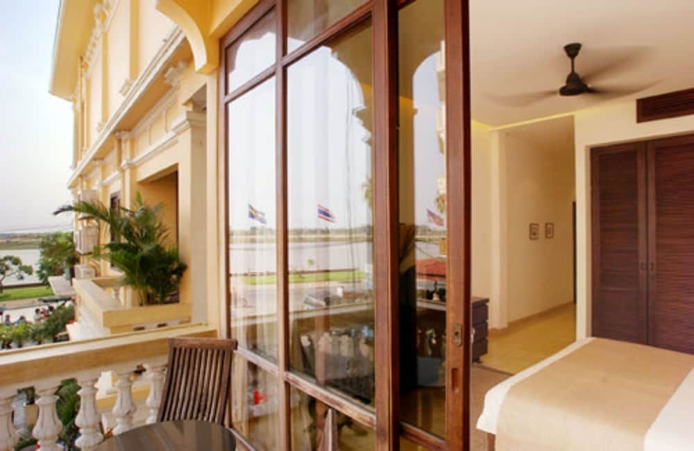 FCC Phnom Penh Boutique Hotel Deluxe Room 8