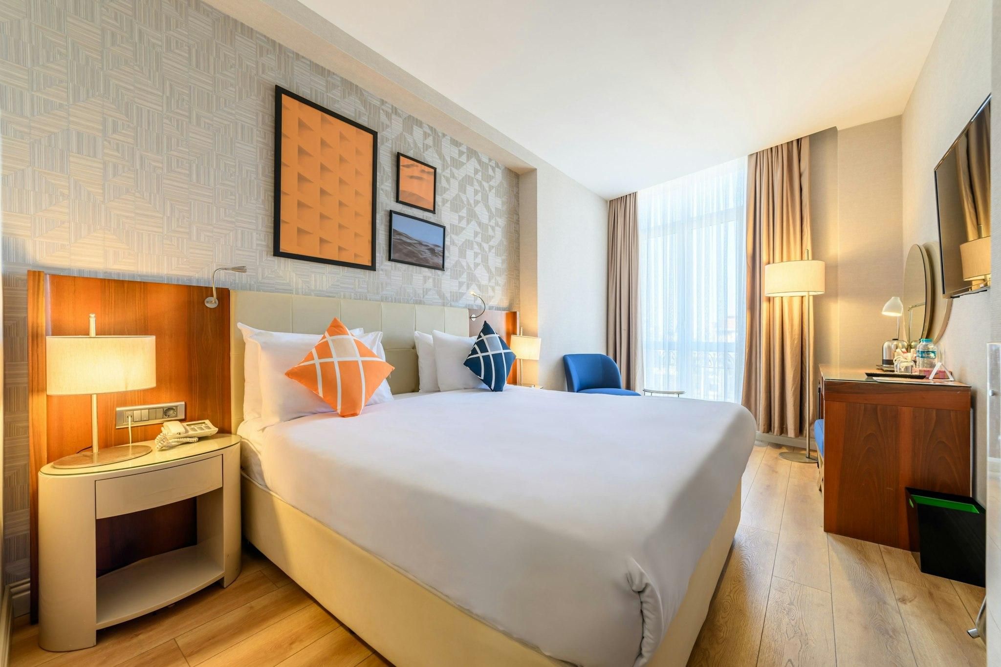Four Points Flex by Sheraton Istanbul Taksim Square STANDARD QUEEN, Guest room, 1 Queen, City view 2