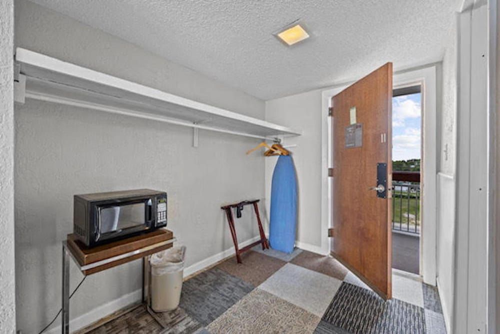 Oasis Hotel Basic Single Room, 1 King Bed 7