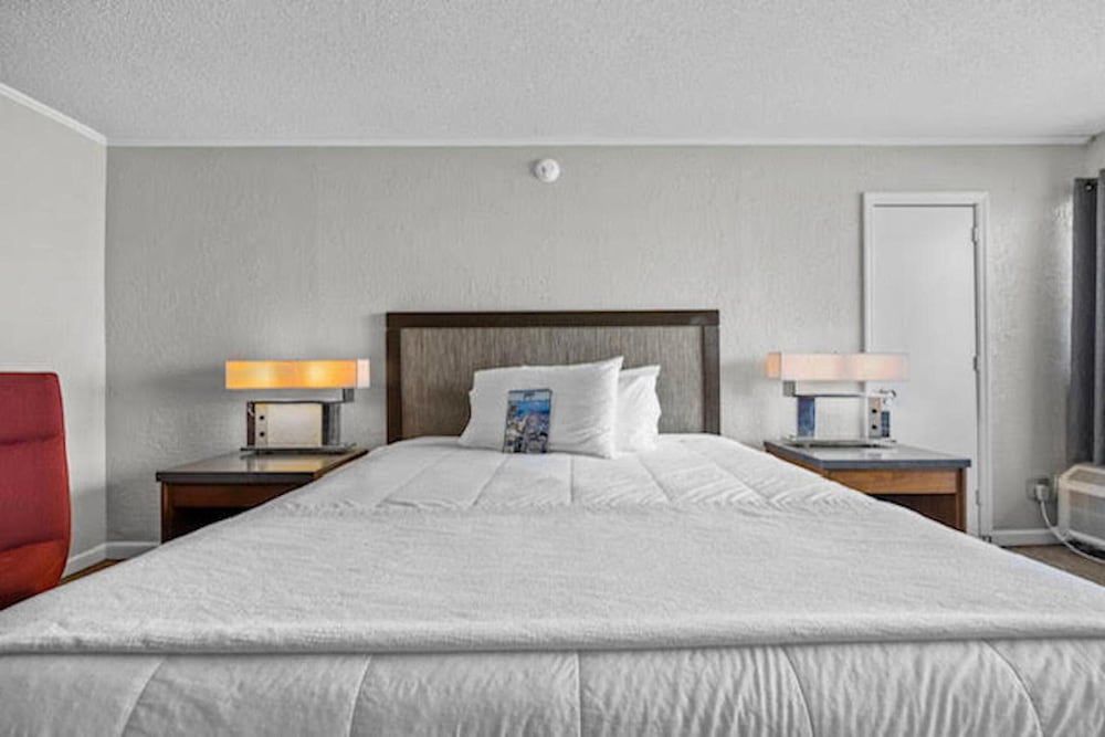 Oasis Hotel Basic Single Room, 1 King Bed 2