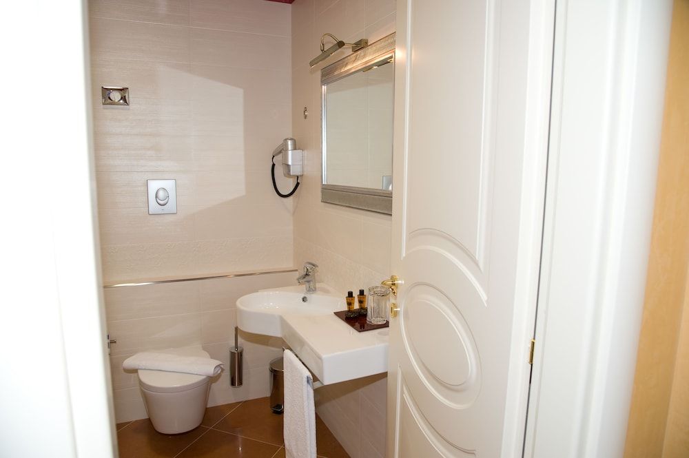 Artemis Hotel Classic Room 4