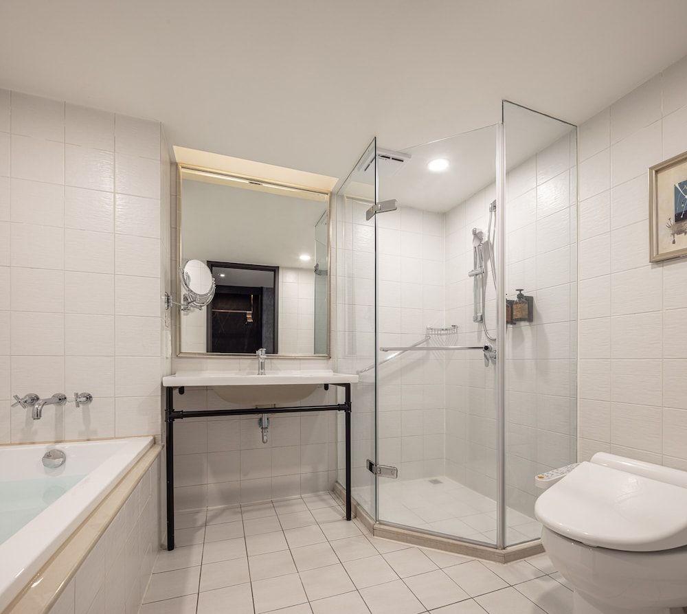 Lakeshore Hotel Metropolis I Deluxe Queen Room 4