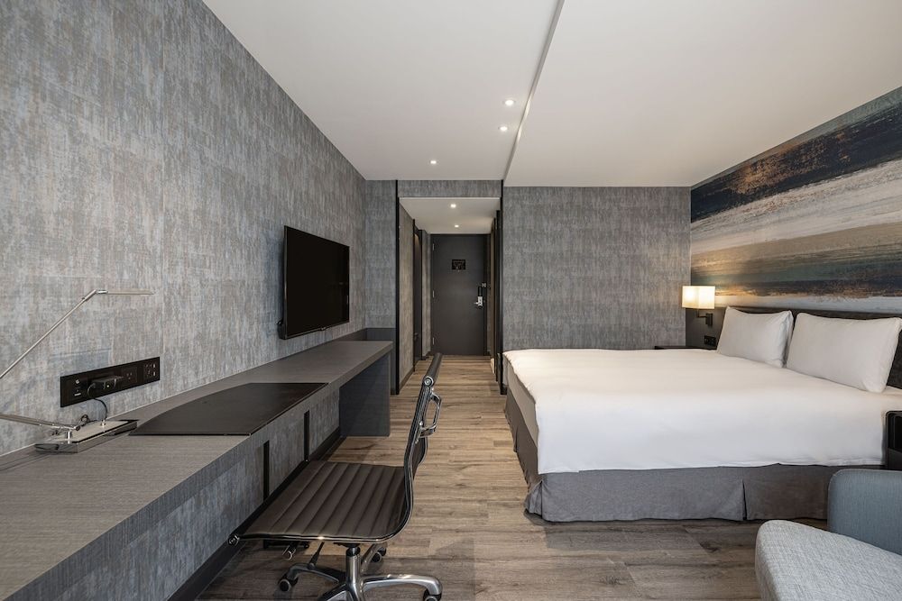 Lakeshore Hotel Metropolis I Deluxe Queen Room 2