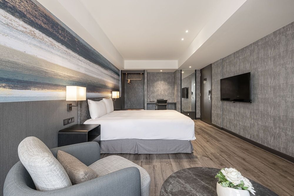 Lakeshore Hotel Metropolis I Superior Queen Room 2