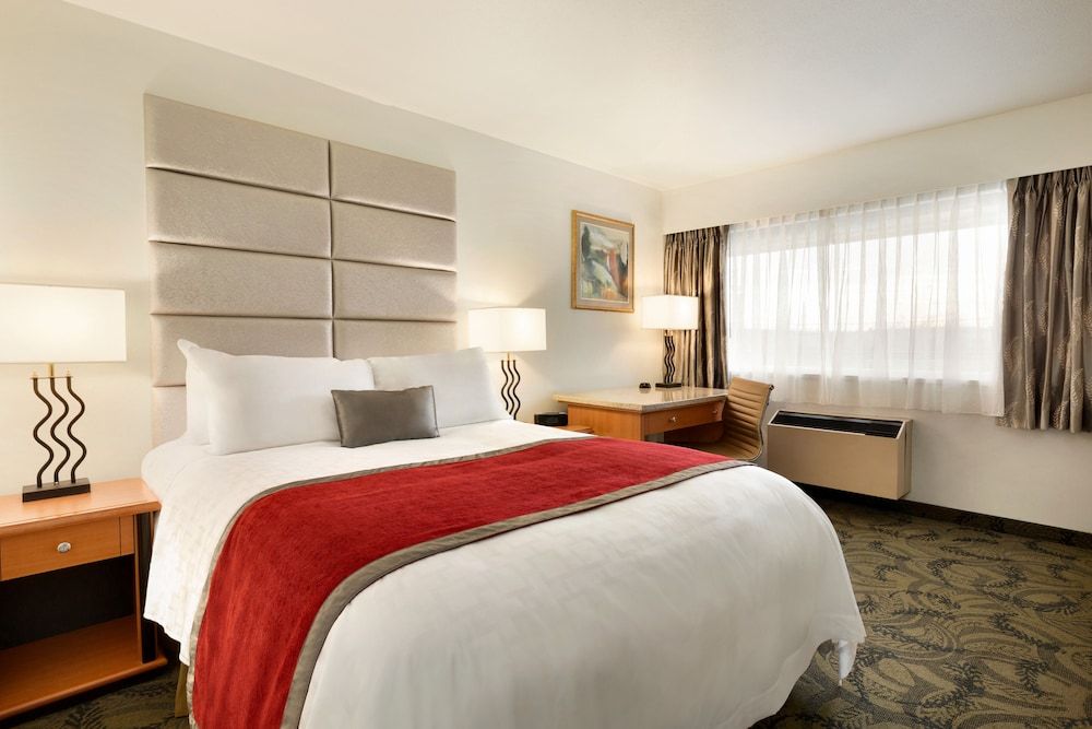 Poco Inn and Suites Hotel & Conference Centre Standard Room, 1 Queen Bed (Exterior Entrance, Stairs Access Only) 2