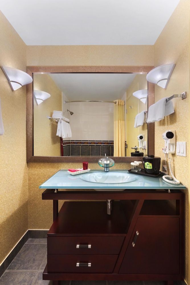 Poco Inn and Suites Hotel & Conference Centre Standard Room, 2 Queen Beds (Interior Entrance) 3