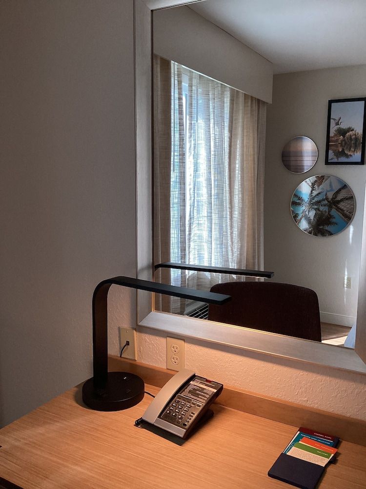 Hampton Inn & Suites Miami/Brickell-Downtown Room, 1 King Bed, Non Smoking 10