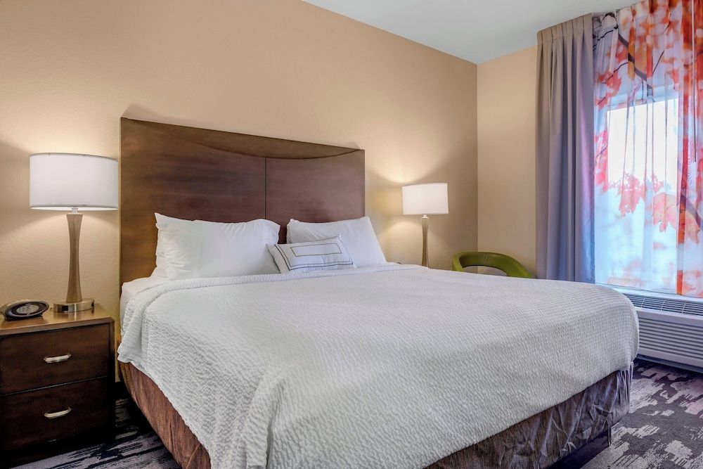 Room, 1 King Bed (Mobility/Hearing Access, Roll-In Shwr)