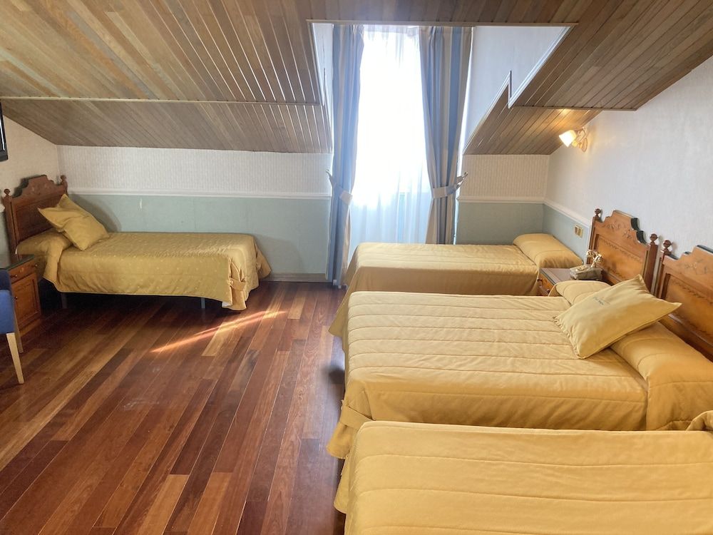 Quintuple Room