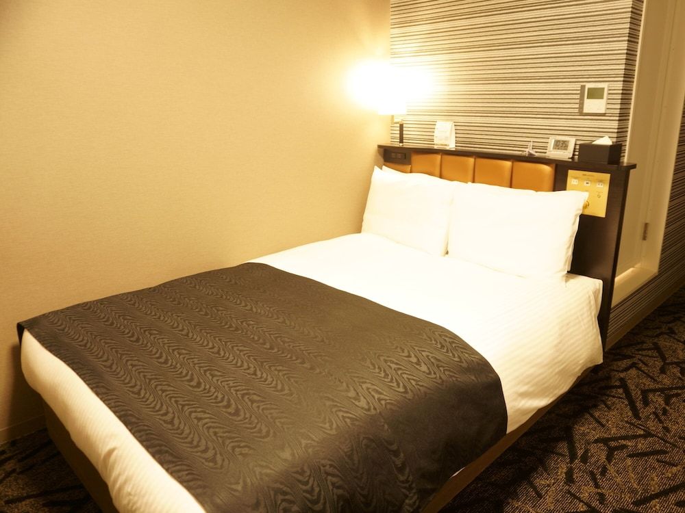Double Room, Smoking
