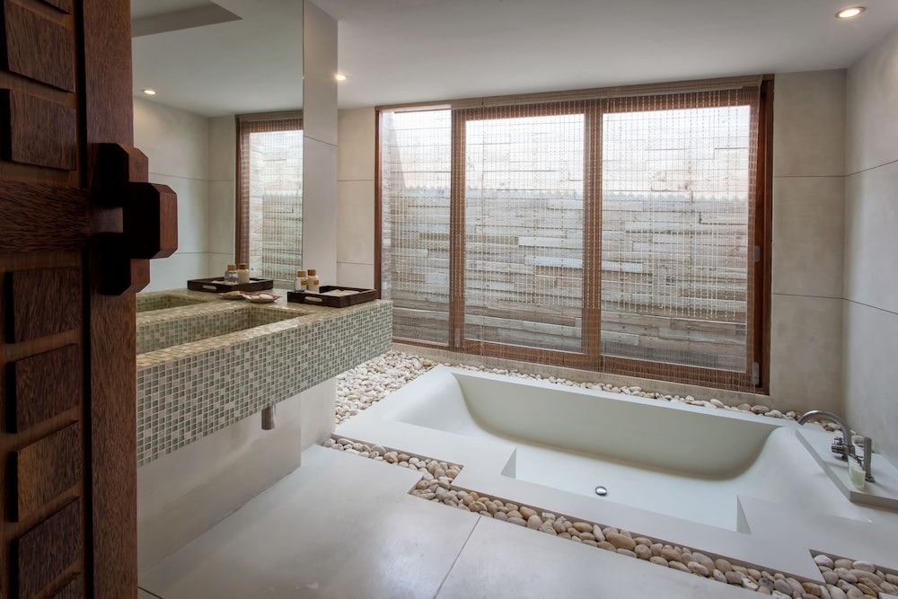 Deep Soaking Bathtub