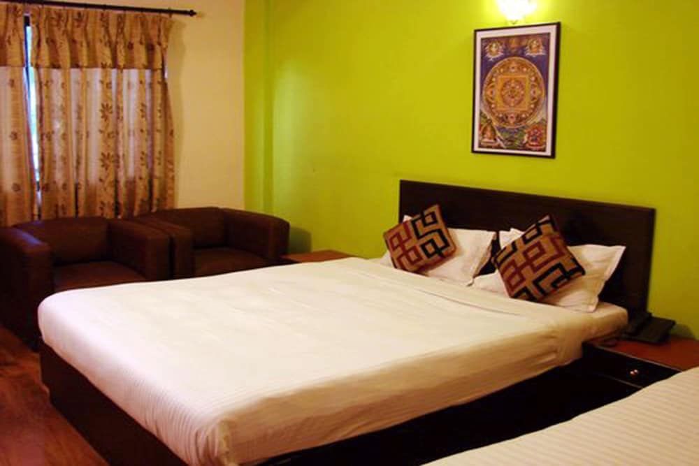 Cascade Hotel Deluxe Non Ac Double 4