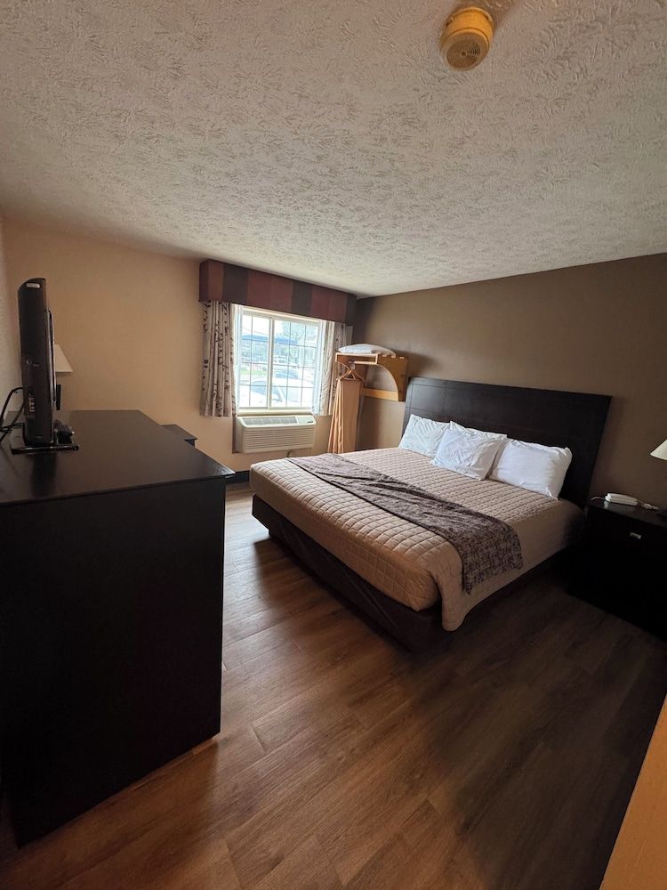 The Woodridge Inn Standard Room, 1 King Bed, Non Smoking