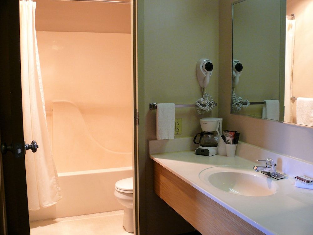 The Woodridge Inn Business Double Room, 2 Queen Beds, Non Smoking 3