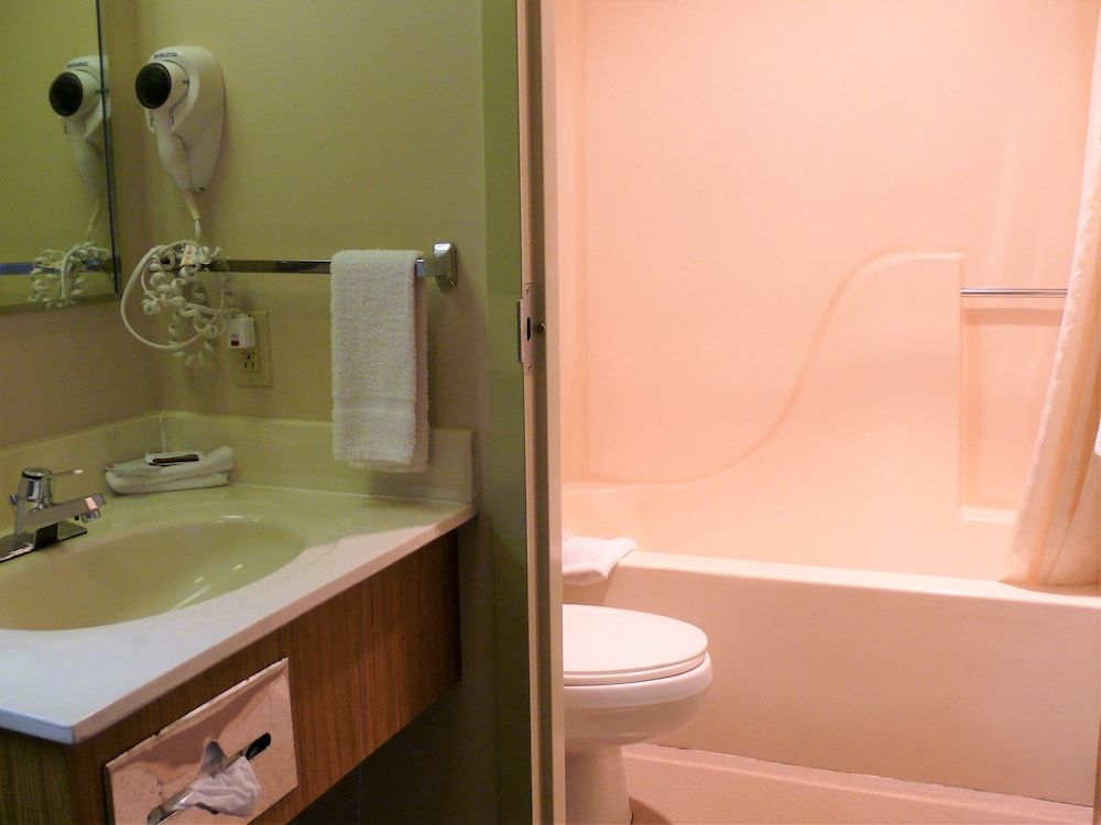 The Woodridge Inn Standard Room, 1 King Bed, Non Smoking 5