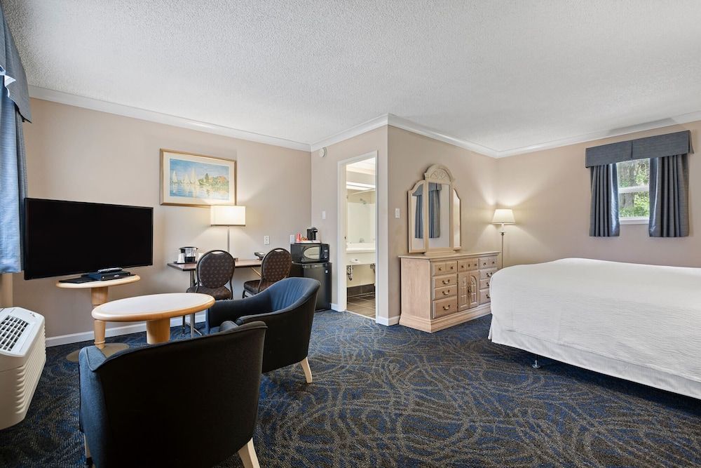 Glenwood Inn & Suites Deluxe Room, 1 King Bed (King Suite) 4