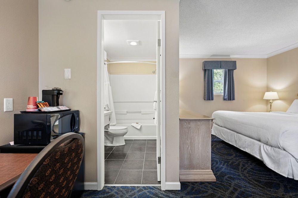 Glenwood Inn & Suites Deluxe Room, 1 King Bed (King Suite) 3