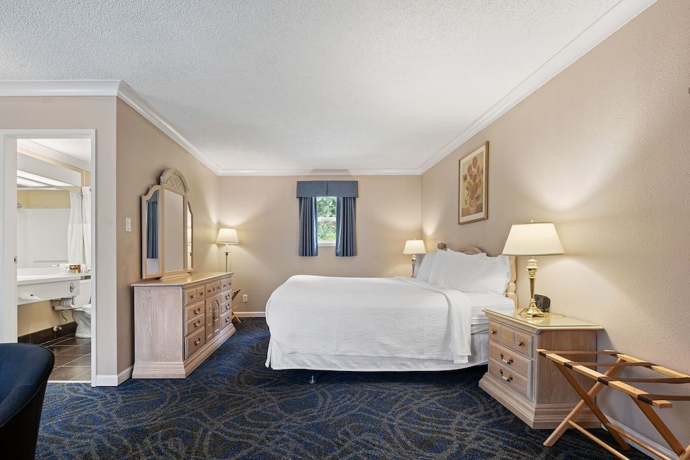 Glenwood Inn & Suites Deluxe Room, 1 King Bed (King Suite)